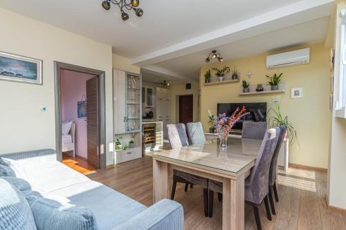 een eetkamer met een tafel en stoelen bij Suprema Vista in Split