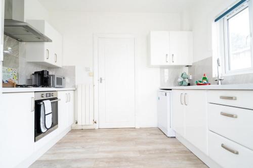 Ảnh trong thư viện ảnh của Modern 4-Bed Sandbanks Beach Retreat ở Poole