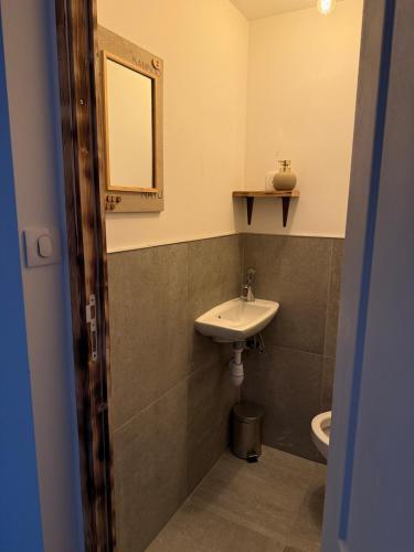 Ένα μπάνιο στο Charming stone apartment