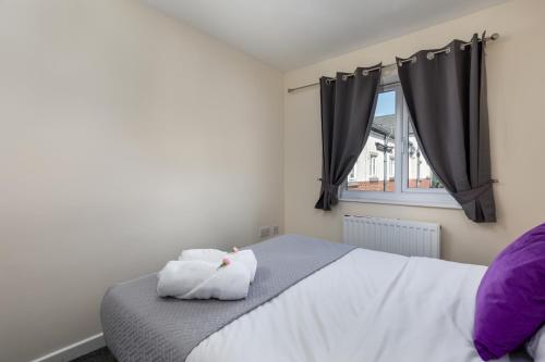 Ένα ή περισσότερα κρεβάτια σε δωμάτιο στο Spacious Luxurious Serviced Accommodation 6