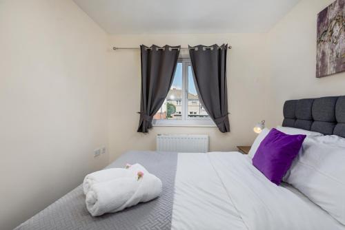 Ένα ή περισσότερα κρεβάτια σε δωμάτιο στο Spacious Luxurious Serviced Accommodation 6