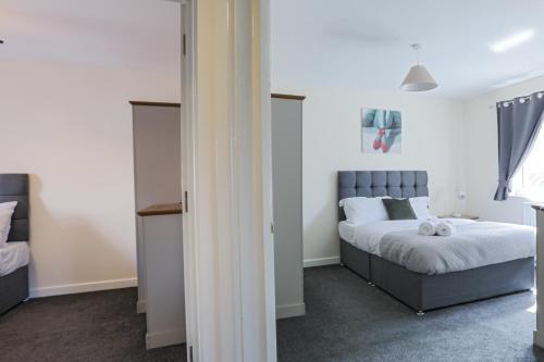 Ένα ή περισσότερα κρεβάτια σε δωμάτιο στο Spacious Luxurious Serviced Accommodation 6
