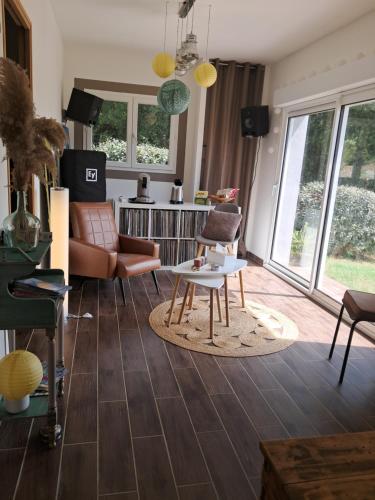 un salon avec un canapé et une table dans l'établissement Maison carole, à Fressac