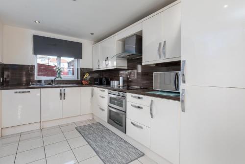 Η κουζίνα ή μικρή κουζίνα στο Spacious Luxurious Serviced Accommodation 6