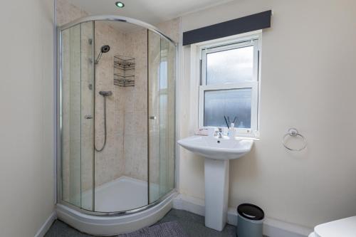 Ένα μπάνιο στο Spacious Luxurious Serviced Accommodation 6