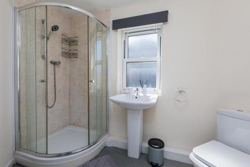Ένα μπάνιο στο Spacious Luxurious Serviced Accommodation 6
