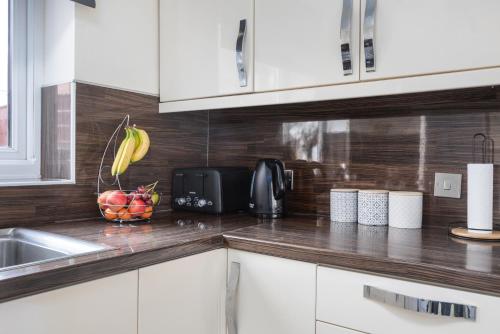 Η κουζίνα ή μικρή κουζίνα στο Spacious Luxurious Serviced Accommodation 6