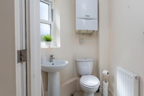Ένα μπάνιο στο Spacious Luxurious Serviced Accommodation 6