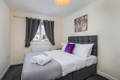 Ένα ή περισσότερα κρεβάτια σε δωμάτιο στο Spacious Luxurious Serviced Accommodation 6