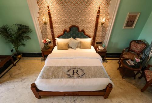 Ein Bett oder Betten in einem Zimmer der Unterkunft Revanta Suites