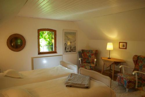 Veberöd的住宿－Trolleberg Bed & Breakfast，卧室配有一张床和一张桌子及椅子