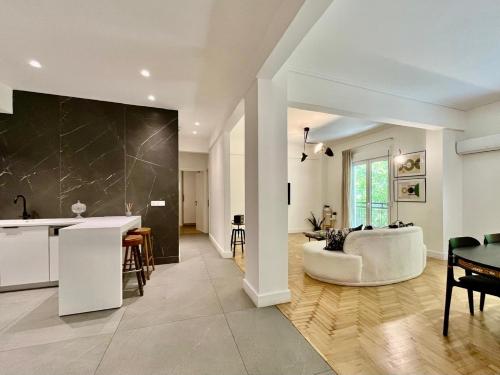 Elegant Two Bedroom Apartment a few steps from Plaka