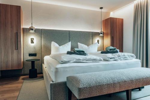 a hotel room with two beds and a bench at Auszeit3 in Wallenfels