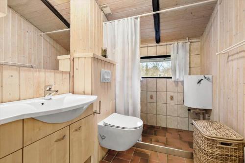 a bathroom with a toilet and a sink at 8531-Grenaa-Annettevej-9 in Brøndstrup