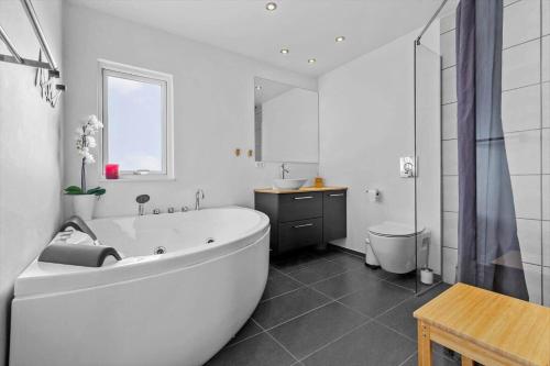 Koupelna v ubytování 8597-Glesborg-Karens-Bakke-25