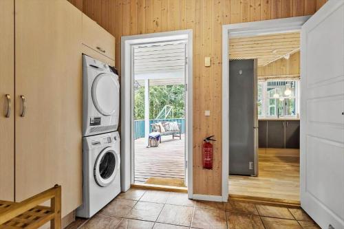 a kitchen with a washer and dryer in a house at 8522-Grenaa-Nobilisvej-15 in Grenå