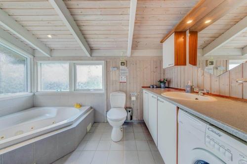 Koupelna v ubytování 8910-Glesborg-Triersvej-34