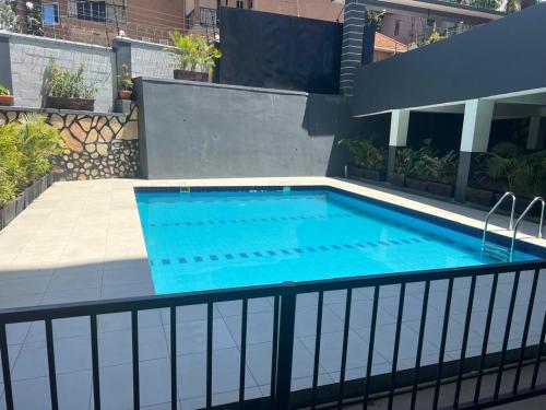 ein Swimmingpool auf einem Gebäude in der Unterkunft Three bedroom place with lake view in Kampala