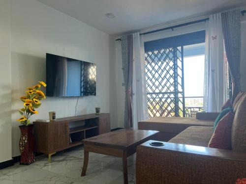 ein Wohnzimmer mit Couch und Tisch in der Unterkunft Three bedroom place with lake view in Kampala