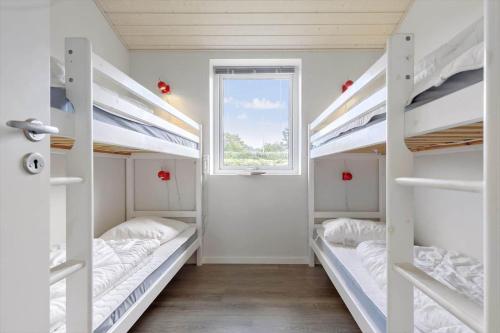 Dos literas en una habitación con ventana. en 8905-Allingabro-Rodklovervej-1, en Allingåbro