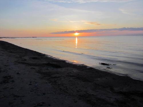 a sunset on the beach with the sun setting at 8834-Glesborg-Hemming-Nielsens-Vej-11 in Glesborg