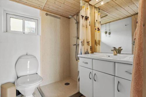 ein Badezimmer mit Toilette und Waschbecken in der Unterkunft 8538 Grenaa - Klitten 53 in Grenå