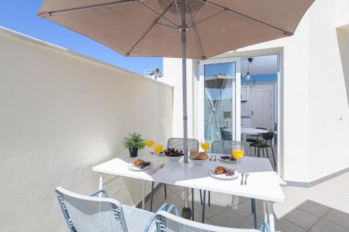 WintowinRentals Penthouse with Private Terrace in the Center of Rincón de la Victoria
