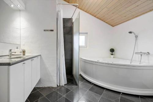 Koupelna v ubytování 8858-Glesborg-Marie-Nielsens-Vej-28