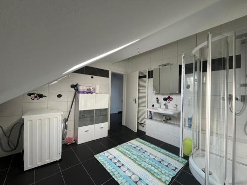een badkamer met douche, wastafel en toilet bij Ferienwohnung-Emilia in Heinsberg