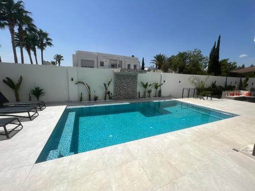 een zwembad in de achtertuin van een huis bij Maison d'hôtes les berges du lac in Tunis