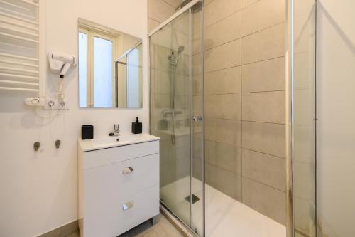 a bathroom with a sink and a shower at Washington habitación con comodidad y zonas compartidas Gran Vía-Madrid Temporal SBE104 in Madrid