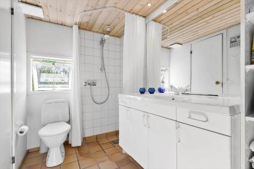 克内贝尔8238-Knebel-Begtrupvig-Strandvej-57的带马桶和水槽的白色浴室