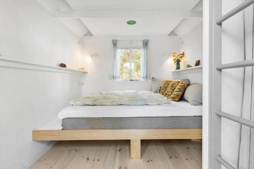 克内贝尔8238-Knebel-Begtrupvig-Strandvej-57的有窗户的房间里的一张床