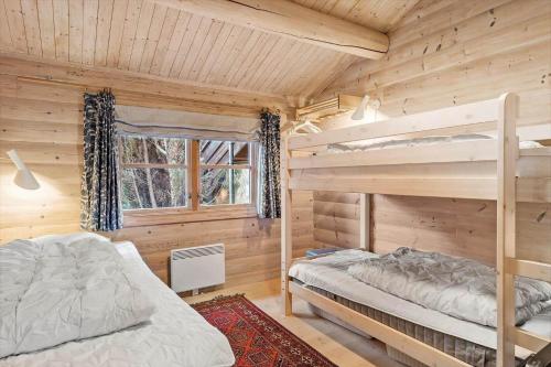 ジルレジェにある1498-N-Gilleleje-Jorgenshvilevej-19の丸太小屋の二段ベッドが2つある寝室