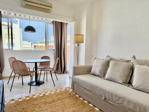 un soggiorno con un divano e un tavolo di The Suit III Marbella Center - EaW Homes a Marbella