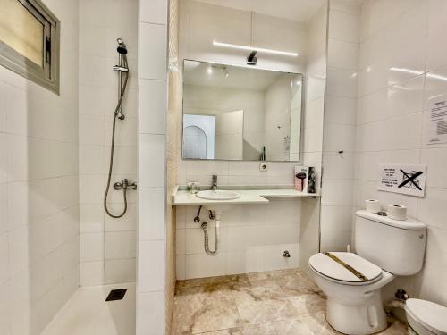 un bagno con wc, lavandino e doccia di The Suit III Marbella Center - EaW Homes a Marbella