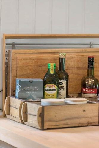 a wooden crate with bottles of alcohol on a table at 1587-Tisvildeleje-Stuebjergsvinget-3 in Tisvildeleje