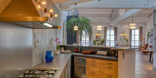 una cucina con fornelli e piano di lavoro di Loft Paradis - Hyper Centre - 280M2 a Marsiglia
