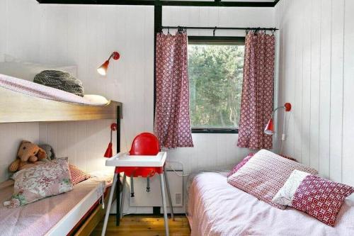 una piccola camera da letto con un letto e una finestra di 1007-N-Hundested-Humlehaven-5 a Hundested