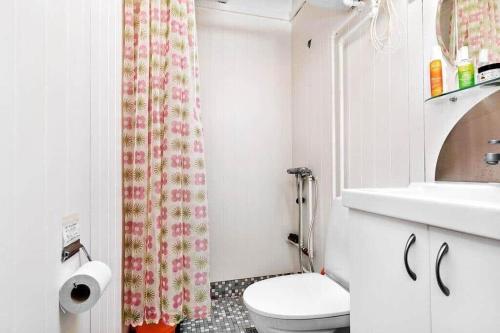 un bagno bianco con un water e un lavandino di 1007-N-Hundested-Humlehaven-5 a Hundested