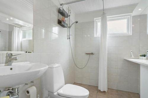 Koupelna v ubytování 1472-N-Hundested-Bavnevejen-30