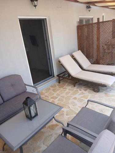 Гостиная зона в Sklavenitis Panoramic Seaview Beach Apartment