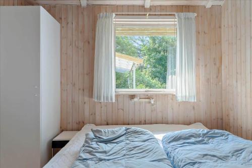 una camera da letto con un letto davanti a una finestra di 588-N-Hundested-Krusemyntestien-5 a Hundested