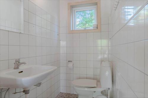 un bagno bianco con lavandino e WC di 588-N-Hundested-Krusemyntestien-5 a Hundested