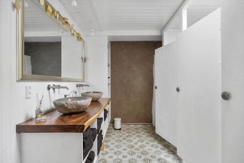 een badkamer met twee wastafels op een houten aanrecht bij 1639-Frederiksvaerk-Genvejen-10 in Frederiksværk