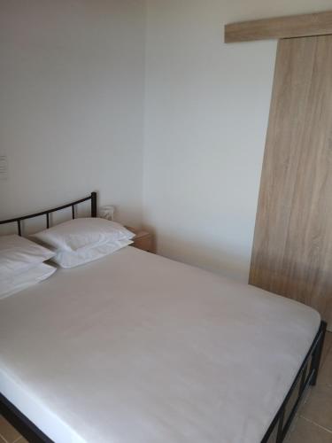 Кровать или кровати в номере Sklavenitis Panoramic Seaview Beach Apartment