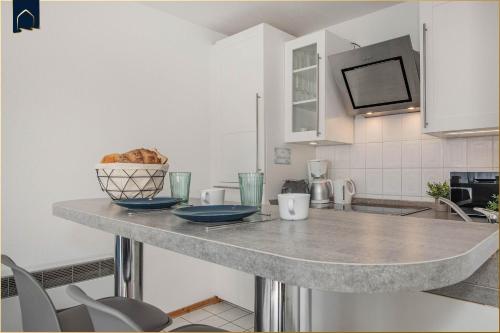 a kitchen with a table with two blue plates on it at Ferienanlage Bansin Seepferdchen 3 in Bansin
