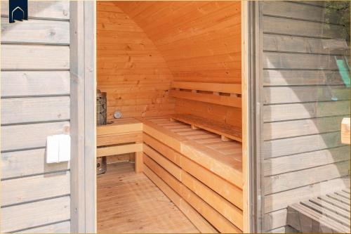 a wooden sauna with a bench in the middle at Ferienanlage Bansin Seepferdchen 3 in Bansin