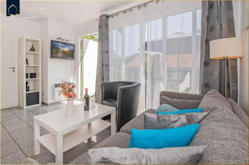 a living room with a couch and a table at Ferienanlage Bansin Seepferdchen 1 in Bansin