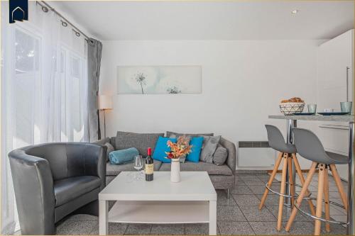 a living room with a couch and a table at Ferienanlage Bansin Seepferdchen 1 in Bansin